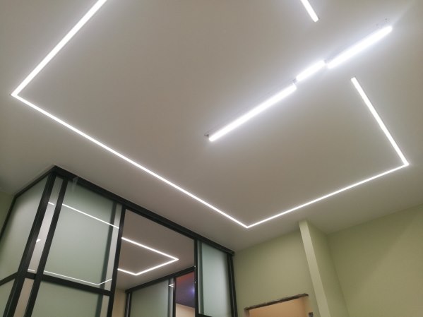 Натяжные потолки с подсветкой – отличный выбор для любых интерьеров